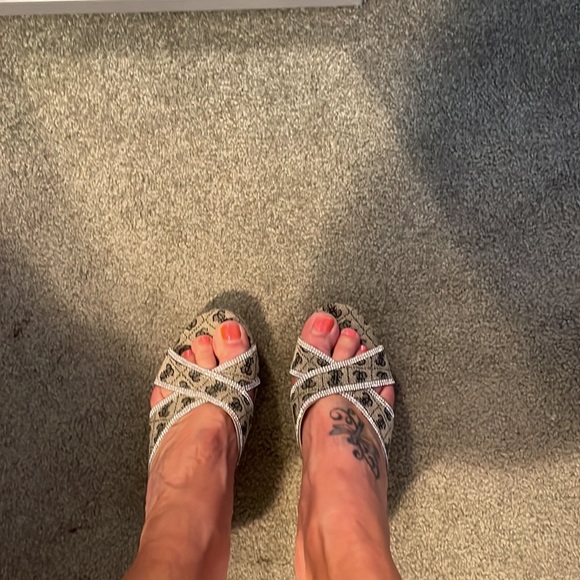 Guess slides 8-1/2 like new, taupe with black logo print and crystal trim - Picture 4 of 7